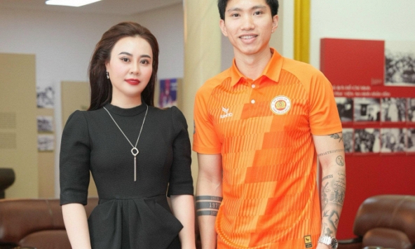 Hoa hậu Phan Kim Oanh hài hước nhận mình 'ăn gian' chiều cao vẫn thua cầu thủ Đoàn Văn Hậu