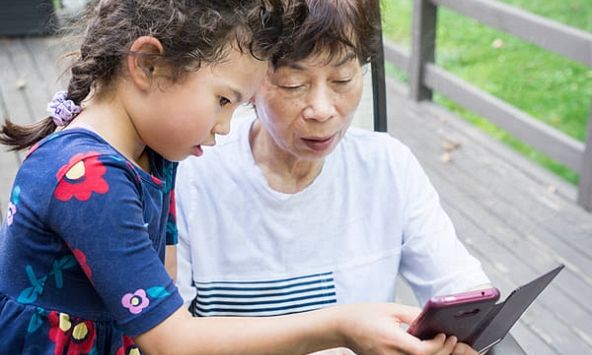 Bà ngoại trêu cháu: 'Ngày nào cũng qua nhà bà đòi ăn, xấu hổ quá!' -  Câu trả lời của đứa trẻ khiến người bà quá đau lòng