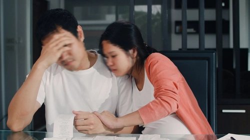 Thấy chồng tôi cầm sổ đỏ trên tay, chị giúp việc liền tiết lộ bí mật bấy lâu và muốn đóng góp 1 tỷ