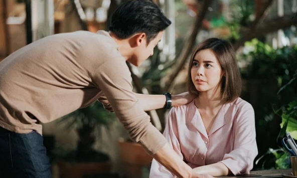 Cô gái 18 tuổi gọi điện cho bạn trai 100 cuộc mỗi ngày, bác sĩ tiết lộ chứng bệnh lạ