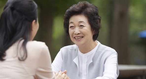  Khi bị hỏi: 'Con anh lương mỗi tháng bao nhiêu', cha mẹ dại khờ vội vàng khoe con số, cha mẹ thông minh mỉm cười đáp như sau!