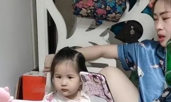  Bức ảnh mẹ kèm con học khiến nhiều người bức xúc: Chưa rõ dạy được con kiến thức ra sao, chỉ sợ con lại học phải những thói xấu