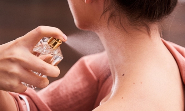 Ngoài nước hoa chứa 100% cồn, dùng nước hoa chứa thành phần này cũng coi chừng phồng rộp, ung thư da, hại cả phổi