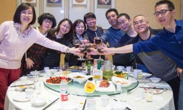 'Trong buổi họp lớp, tôi bị bạn bè cười nhạo lương thấp, đến khi con trai tôi đến đón, ai nấy yên lặng xấu hổ'