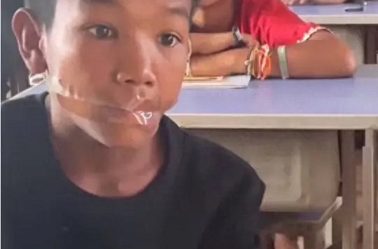 Bức ảnh đang khiến nhiều phụ huynh bất bình: Đây là kiểu giáo dục hết sức thô thiển!