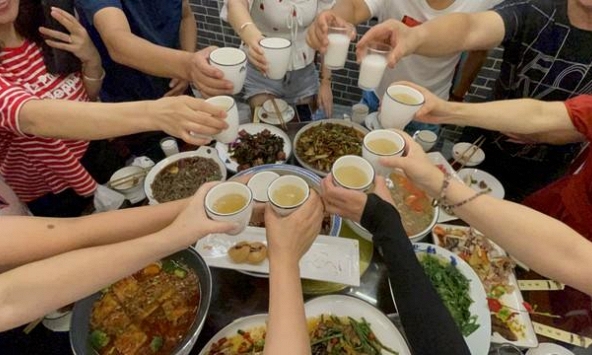 Buổi họp lớp 'tan đàn xẻ nghé' vì đề xuất chia tiền... độc lạ của lớp trưởng: 2/3 lớp hí hửng, số còn lại ấm ức nhất quyết không đi