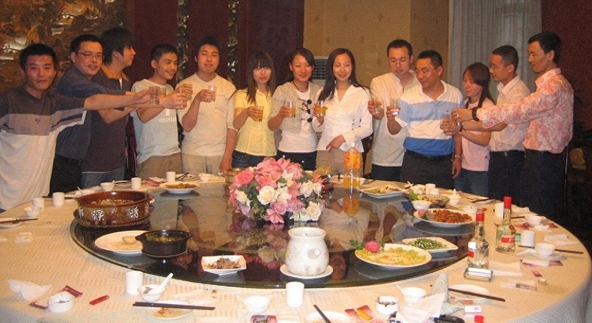 Vừa đi họp lớp về, bạn học cũ gửi 1 đoạn trích xuất camera vào nhóm chat chung, tôi xem xong rụng rời tay chân