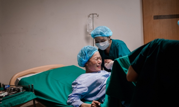 Bất ngờ lộ hình ảnh Phương Oanh hạ sinh cặp song sinh, còn có ảnh trong phòng sinh?