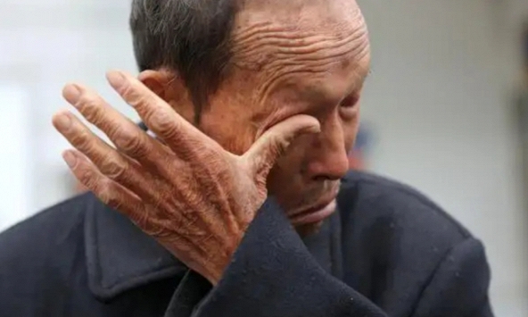 Vừa nghỉ hưu, tôi được con trai ném cho hợp đồng béo bở, nghe kế hoạch của nó, tôi chỉ muốn tìm cái lỗ nào chui xuống ngay lập tức