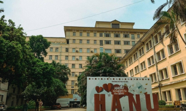 Vụ Đại học Hà Nội tăng học phí: 'Thiếu sót' của nhà trường nhưng hàng nghìn sinh viên phải gánh hậu quả?