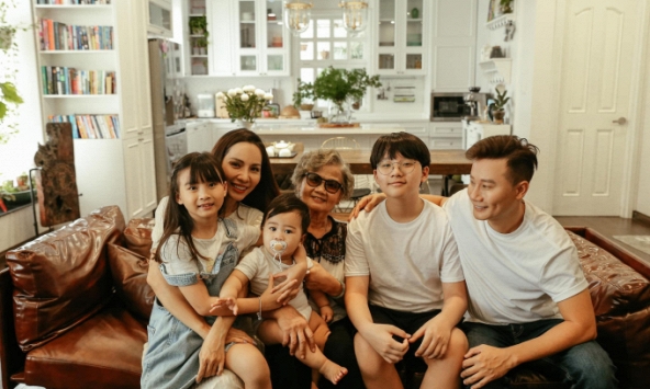 Vừa về đến nhà, bà xã Hoàng Bách đã bị con gái gọi vào phòng nói chuyện nghiêm túc: Quá ngạc nhiên trước nội dung cuộc trao đổi!