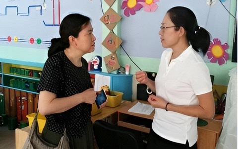 Một món quà phụ huynh ở TP.HCM tặng cô giáo mầm non khiến gia đình xáo xào: Liệu có bị xem thường?