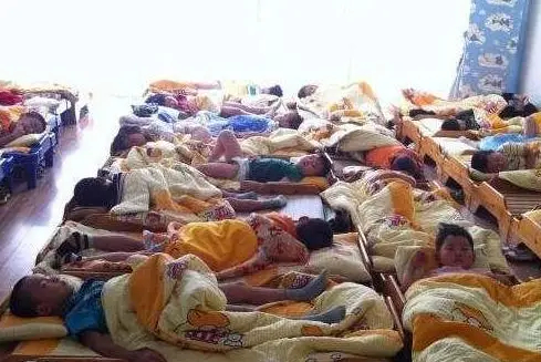 Giáo viên gửi một bức ảnh ngủ trưa của con, mẹ xem xong tức giận đùng đùng: Tôi cần một lời giải thích