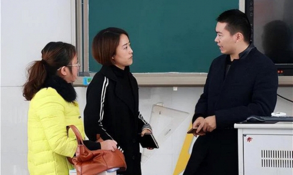 Lo con thiếu an toàn sau vụ bé 5 tuổi bị bỏ quên trên xe đưa đón, bà mẹ nhắn tin cho thầy giáo, nhận câu trả lời tranh cãi