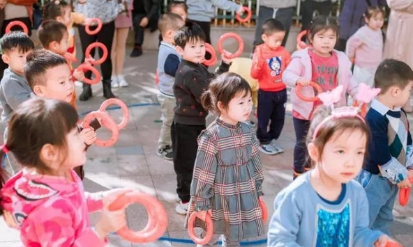 Xem ảnh tập thể lớp của con, mẹ phát hiện chi tiết lạ, vội yêu cầu cô giáo giải thích rõ ràng, nếu không sẽ chuyển trường ngay