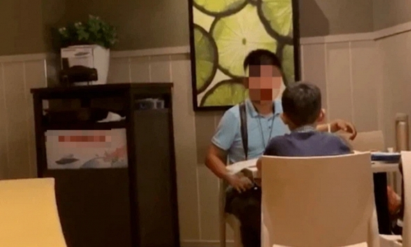 Cuộc trò chuyện giữa cha và con gái trong quán ăn nhận ngàn lời khen: Đứa trẻ này lớn lên sẽ rất thành công!
