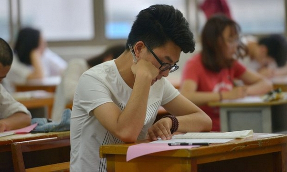 Thấy trang phục mẹ định mặc để đưa mình đi thi, nam sinh nói 1 câu khiến mẹ phổng mũi tự hào: Thi kiểu gì cũng đỗ!