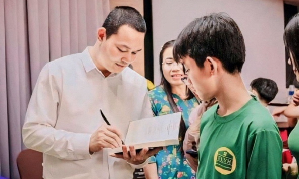 Trí tuệ nhân tạo 'xâm lấn', nhiều người đổ xô cho con học robot, thầy giáo nói: Đây mới là ngành học có thể 'đấu lại' máy móc