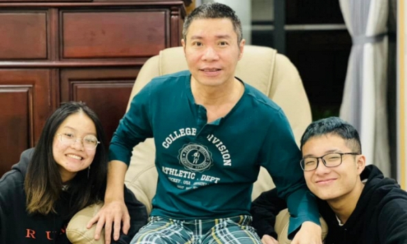 Vợ đầu của Công Lý vừa có hành động khiến nhiều người tấm tắc: Cha mẹ văn minh, bảo sao con cái đoàn kết, hiểu chuyện