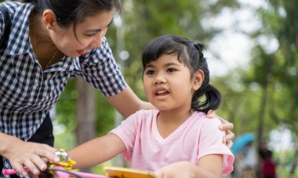 2 kiểu trẻ này dù sóng gió cuộc đời 'vùi dập' đến đâu cũng sống khỏe, cha mẹ về già rất yên tâm