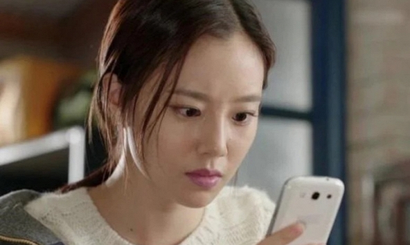 Cho con về quê với bà mà đến lúc xem camera muốn 'phát điên', về tận nơi nghe hàng xóm nói mới ứa lòng