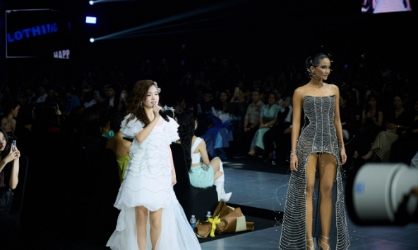  Nghệ sĩ nhí Kim Cương gây chú ý khi xuất hiện bên cạnh Hoa hậu H'Hen Niê