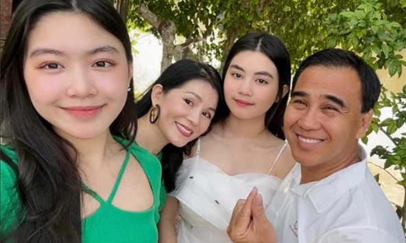 Lại phải khen chuyện bà xã MC Quyền Linh dạy con: Kể chuyện Lọ Lem từ chối cát-xê cao cũng khiến ai nấy quá ngưỡng mộ 