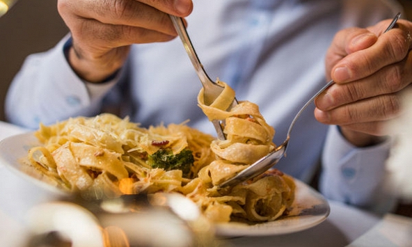 Chỉ từ 1 thói quen ăn uống của chồng tương lai, cô gái có 'IQ vô cực' phát hiện ra vấn đề ngay tức khắc