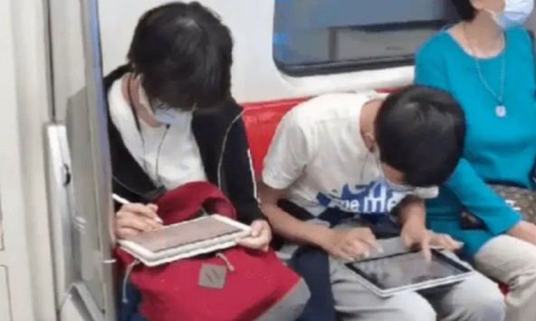 Bức ảnh chụp lén trên tàu gây tranh cãi dữ dội: Nữ sinh bên trái từ được khen 'chăm học' bỗng nhận đủ lời chê trách