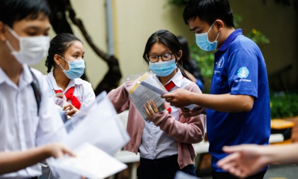 Trong khi nhiều học sinh lo sốt vó vì sợ trượt lớp 10 công lập, vẫn có loạt trường chỉ 'tàng tàng' 3,5 điểm/môn cũng trúng tuyển