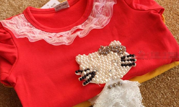 Thấy cô giáo cắt rách chiếc áo mới của con, mẹ định đòi bồi thường, nghe lời giải thích xong vội cảm ơn cô rối rít