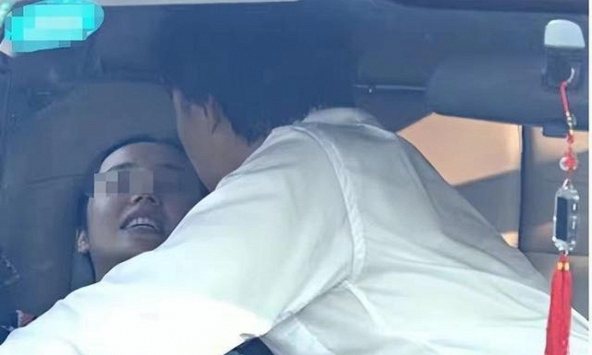 Bắt quả tang vợ hú hí ngay trên xe ô tô, chồng lao vào đánh ghen rồi chết lặng khi kẻ thứ 3 lộ mặt