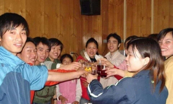 Đưa con đi họp lớp, về nhà phát hiện bị loại ra khỏi nhóm chat: Biết nguyên nhân, bà mẹ cảm ơn rối rít