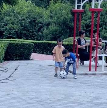 Một kiểu bắt cóc mới cực tinh vi đang âm thầm phổ biến: Hai đứa trẻ 6 tuổi biến mất, phụ huynh ngơ ngác không hiểu tại sao