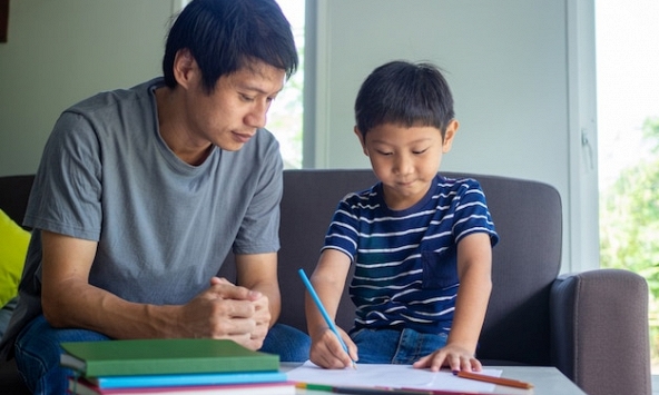 Ông bố Hà Nội lên mạng xin ý kiến chọn trường cấp 1, phụ huynh 'thả' 1 câu gây tranh cãi: Không có tiền thì nghĩ nhiều!