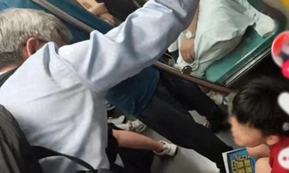 Nhìn hành động 'lạ' của đứa trẻ trên tàu điện ngầm, vị giáo sư đại học nổi tiếng cảm thán: Tôi thật sự phải học hỏi cháu bé này!