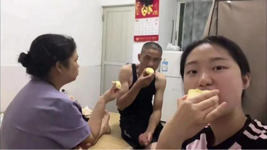 Sống trong căn nhà 20 mét vuông với bố mẹ, cô gái vẫn bị 3,35 triệu người ghen tị: Tất cả chỉ vì lý do này