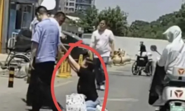 2 đứa trẻ cùng bị buộc tội trộm cắp ở siêu thị: 1 em hành động dại dột, 1 em có phản ứng khiến nhân viên sợ xanh mặt