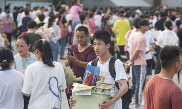 Con trai thi đại học điểm quá thấp, bố tức giận tím mặt, con lại phá lên cười: Diễn biến tiếp theo khiến ai nấy không tin nổi