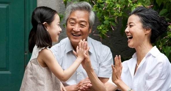 Mẹ nằm liệt giường, 6 con gái tranh nhau chăm sóc: Ai cũng tưởng bà có 'của ăn của để', tìm hiểu sự thật liền rưng rưng nước mắt