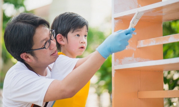 Gen hay môi trường, cái nào ảnh hưởng nhiều hơn đến sự phát triển của trẻ? 