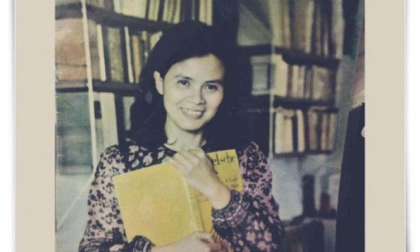 Bức ảnh người phụ nữ ôm sách cười rạng rỡ: Thế hệ học sinh nào cũng quen tên, đọc thành tích mà tự hào người con đất Việt