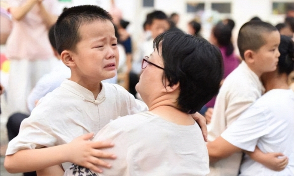 Chỉ cần nhìn vào 3 biểu hiện này của con là biết ngay bố mẹ đang hạnh phúc hay bất ổn, muốn che giấu cũng không được