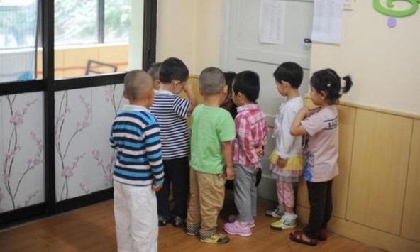 Cô giáo gửi loạt ảnh của học sinh, phụ huynh đang háo hức thì phát hiện 1 tấm ảnh 'bất thường': Ai nấy đều tức giận