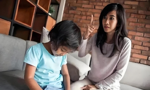 3 hành vi của cha mẹ sẽ làm tiêu hao phước lành của con cái, chớ dại mà mắc phải!