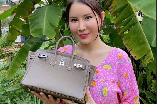 Xài toàn hàng hiệu xa xỉ, mua bộ ly cả 100 triệu nhưng 'phú bà quận 7' vẫn cho con học trường công: Lý do đưa ra quá hợp lý!