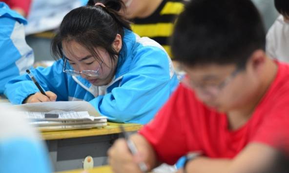 Bà mẹ than thở 'thu nhập 20 triệu/tháng, chỉ đủ tiền ăn học cho con': Phụ huynh nhìn vào 1 khoản chi phí mà 'rén ngang'