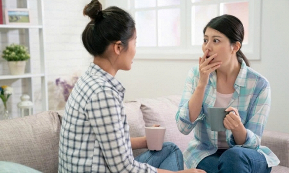 Được bố mẹ chồng cho 25 triệu lúc xây nhà, ngày chuyển sang nhà mới, chị hàng xóm qua chơi nói một câu khiến tôi choáng