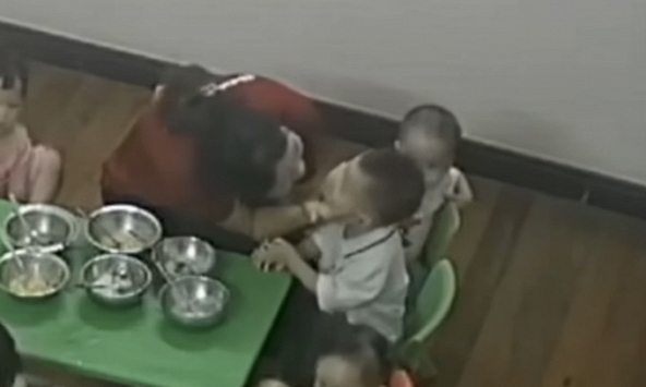 Đoạn clip chỉ hơn 30 giây nhưng khiến mọi bậc phụ huynh xuýt xoa: “Thật may mắn khi con gặp được cô giáo như vậy”!