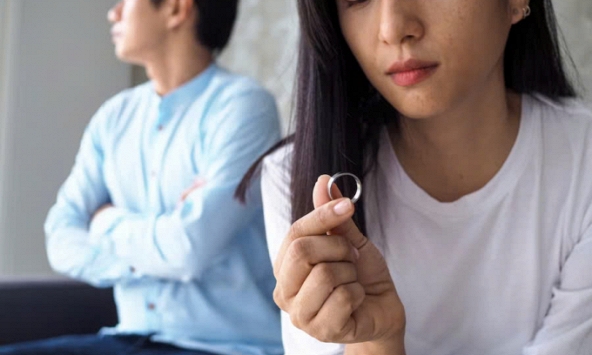 Ngày làm thủ tục ly hôn, em trai gọi điện hồ hởi hỏi một câu khiến tôi vội vàng xé đơn rồi xin chồng quay lại